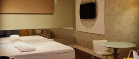 Suite, Hot Tub | 1 bedroom, minibar, free WiFi, bed sheets