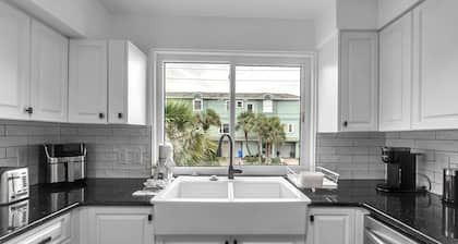 Impresionante Townhome frente a la playa con piscina, barbacoa y muchas comodidades excelentes.