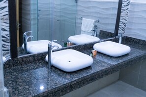 Dusche, Regendusche, kostenlose Toilettenartikel, Haartrockner