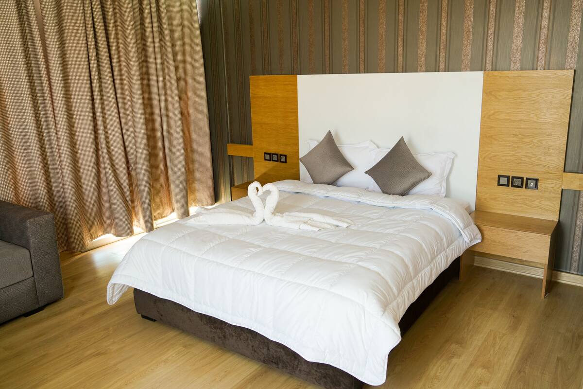 Deluxe Suite | Minibar, in-room safe, desk, blackout drapes