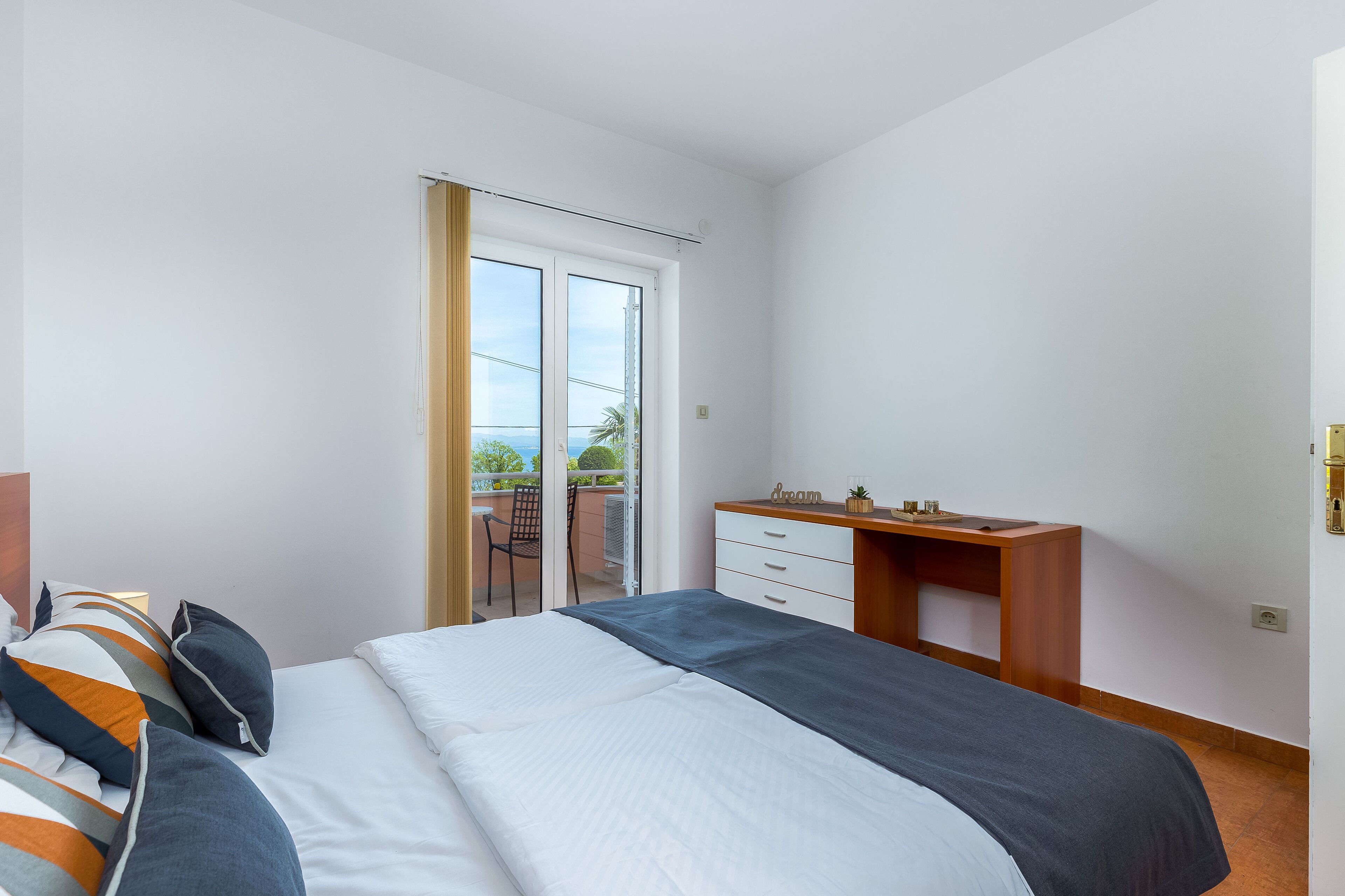 Une chambre à coucher avec un lit, un bureau et une chaise.