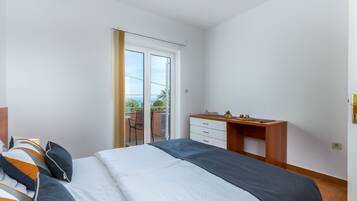 Une chambre à coucher avec un lit, un bureau et une chaise.