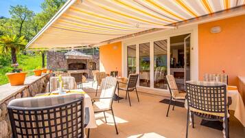 Desayuno buffet (EUR 15 por persona)