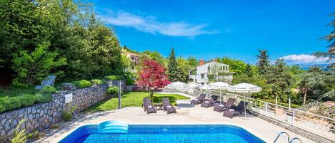 Alberca al aire libre por temporada y sombrillas en la alberca