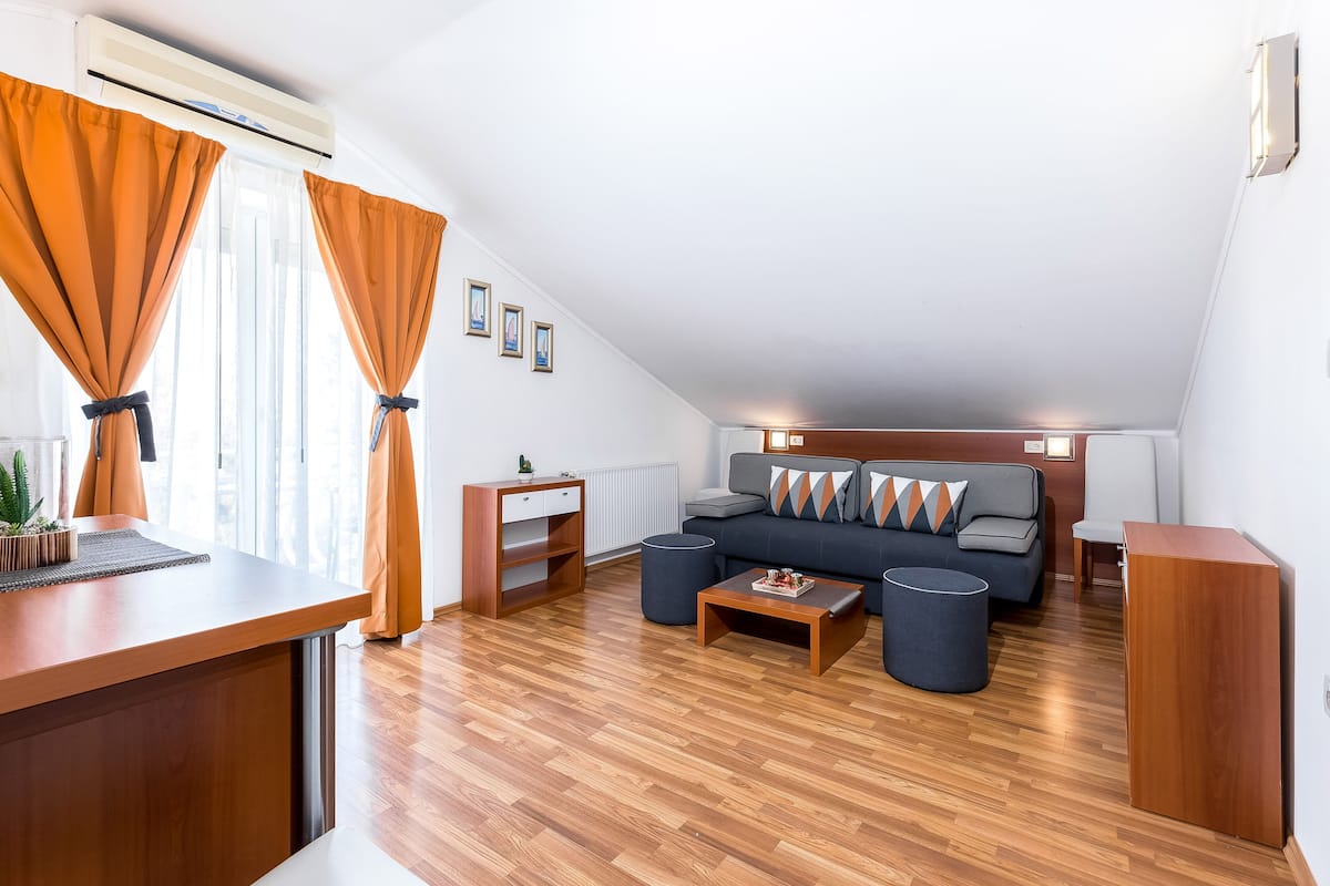 Deluxe suite | Woonkamer | Een lcd-televisie