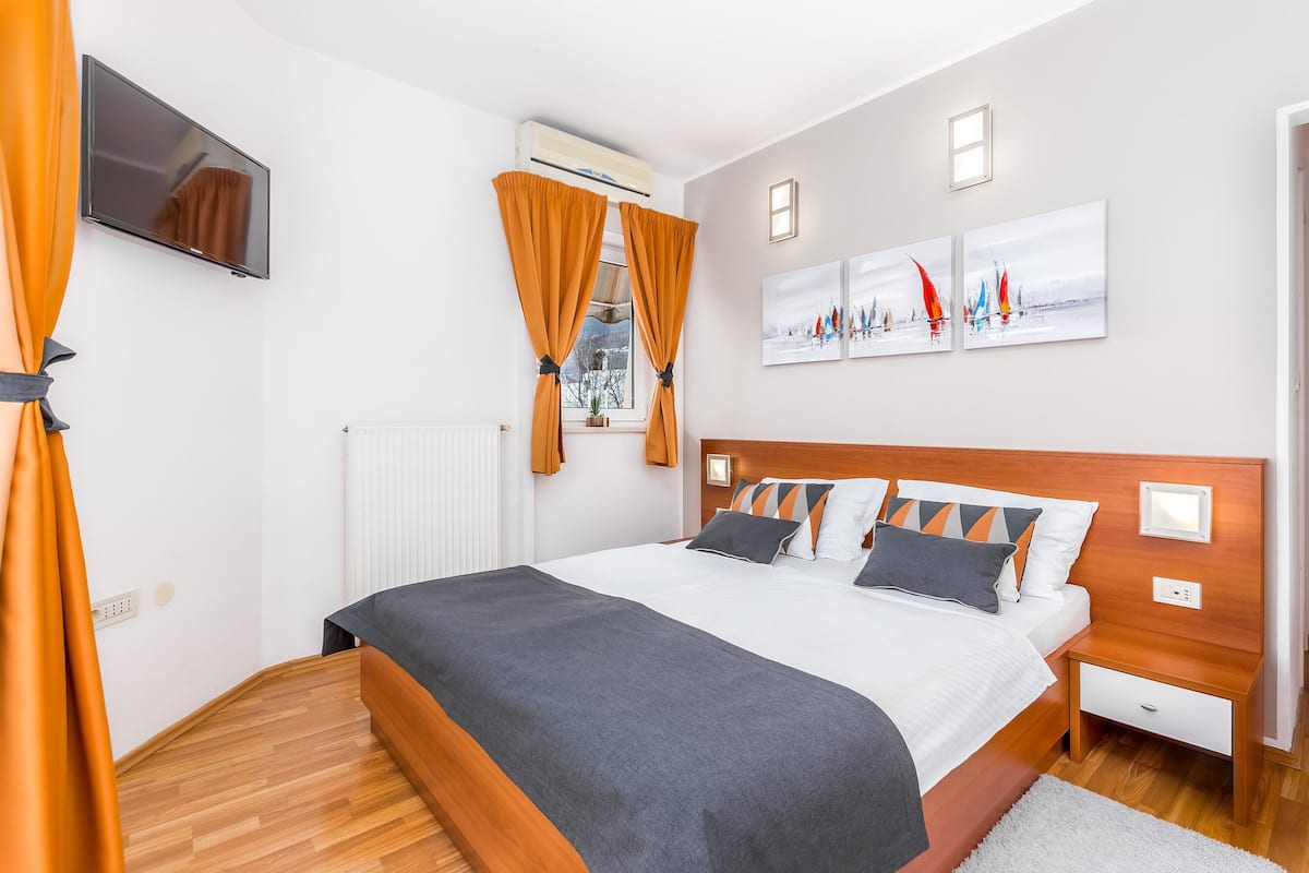 Deluxe tweepersoonskamer, balkon, uitzicht op zee (102) | 1 slaapkamer, een kluis op de kamer, individueel gedecoreerd, een bureau