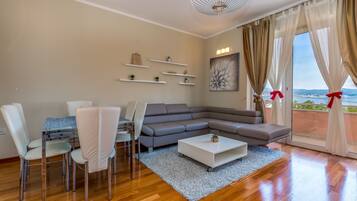 Deluxe Apartment | Living area