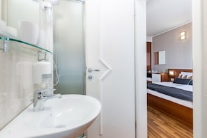 Standard Double Room, Sea View | Bathroom - Villa Nada (Lovran)