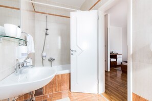 Deluxe Double Room, Sea View (101) | Bathroom | Hair dryer, towels, soap, shampoo - Villa Nada (Lovran)