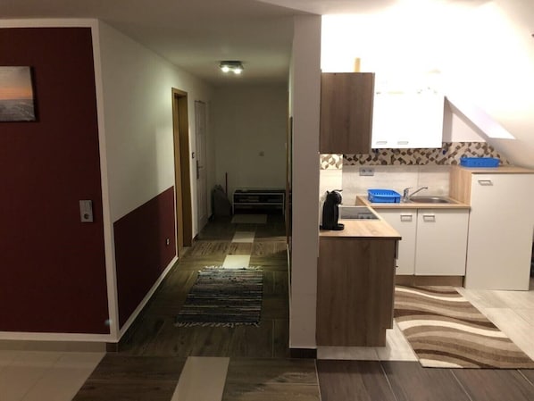 Kühlschrank, Ofen, Wasserkocher mit Kaffee-/Teezubehör