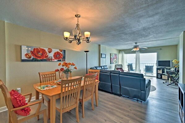 A spacious living area with a dining table and chairs, a sofa, and a ceiling fan. - Luxury condo house on Siesta Key (Siesta Key)