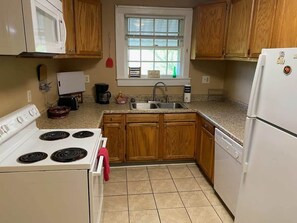 Fridge, microwave, oven, coffee/tea maker - Cozy Apartment in Historic East Knoxville (Knoxville)