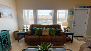 TV - 2 Blocks From Beach, Shared Pool, Pet Friendly (Port Aransas)