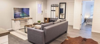 This guest house is a 1 bedroom(s), 1 bathrooms, located in Vancouver, WA.