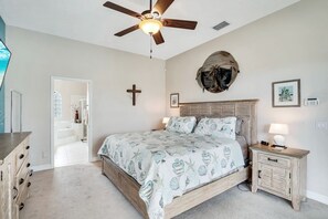 3 bedrooms, desk, iron/ironing board, travel cot