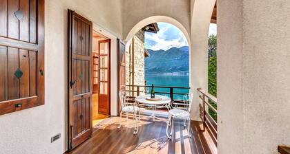 Villa with garden in front of the lake