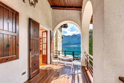 Villa with garden in front of the lake