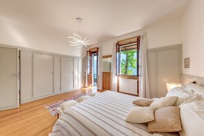 6 chambres, coffres-forts dans les chambres, fer et planche à repasser