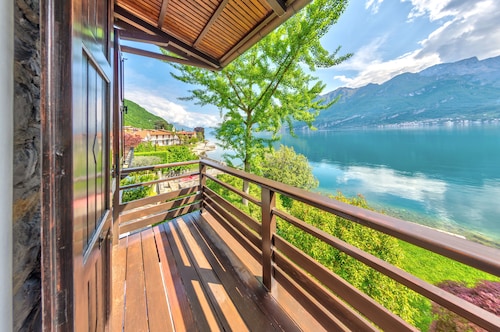 Villa mit Garten vor dem See