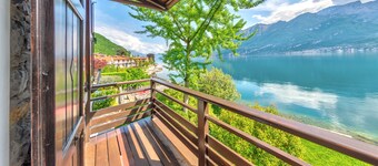 Villa with garden in front of the lake
