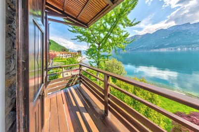 Villa with garden in front of the lake