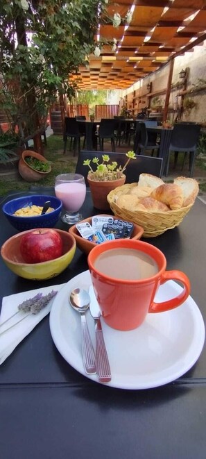 朝食 (ビュッフェ)、毎日提供 (無料)