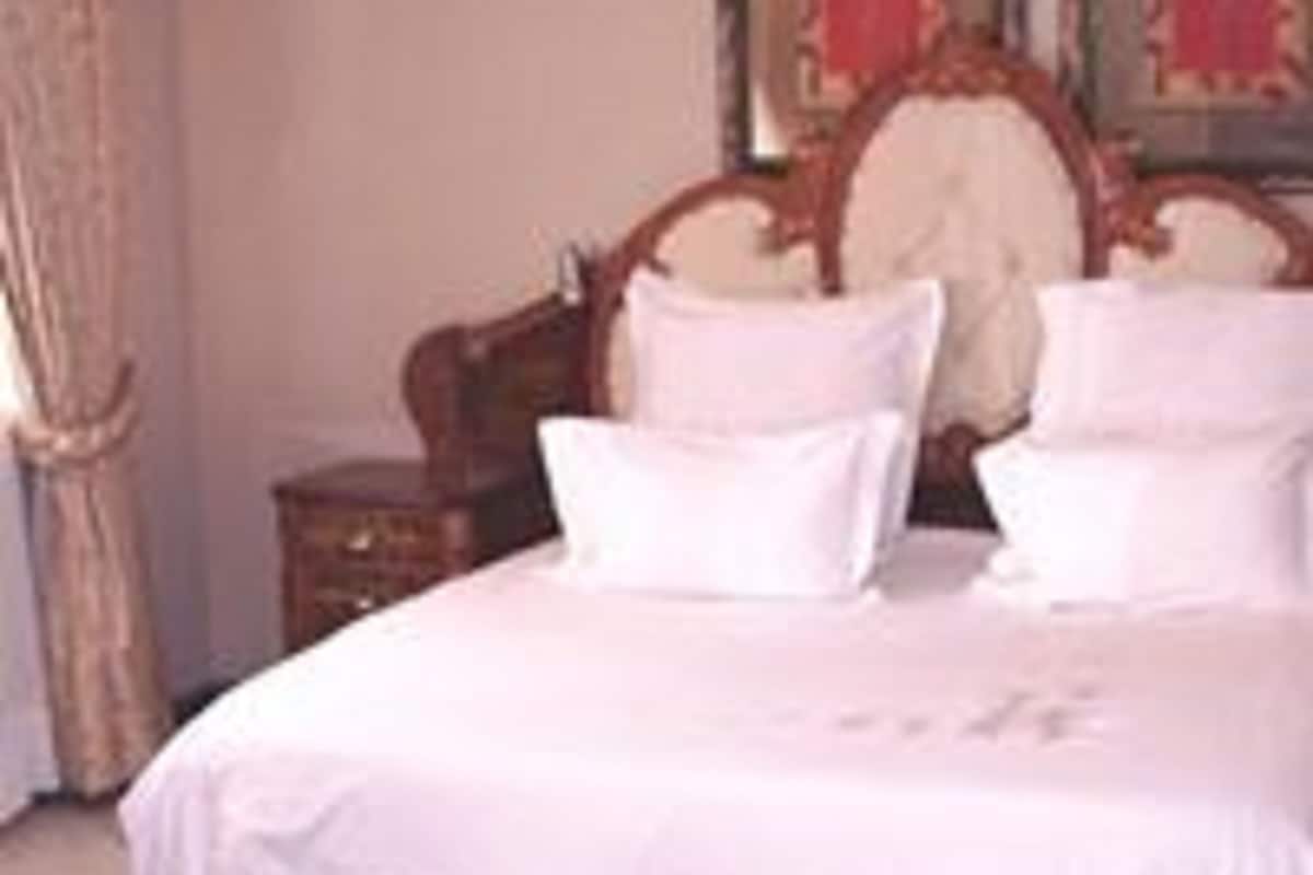 Executive Double Room | Minibar, individually decorated, individually furnished, desk