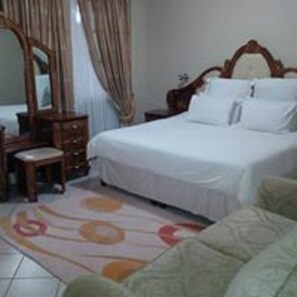 标准双人房 | 迷你吧、特色装修、特色家居、办公桌