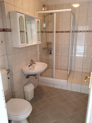Dusche, Haartrockner, Handtücher, Toilettenpapier