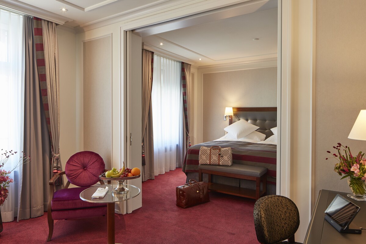 Ropa de cama hipoalergénica y minibar con artículos gratuitos 