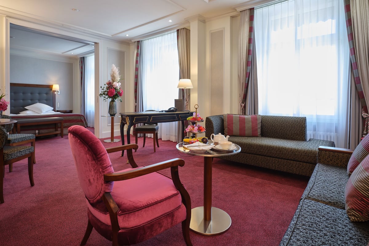 Deluxe Suite | Living room