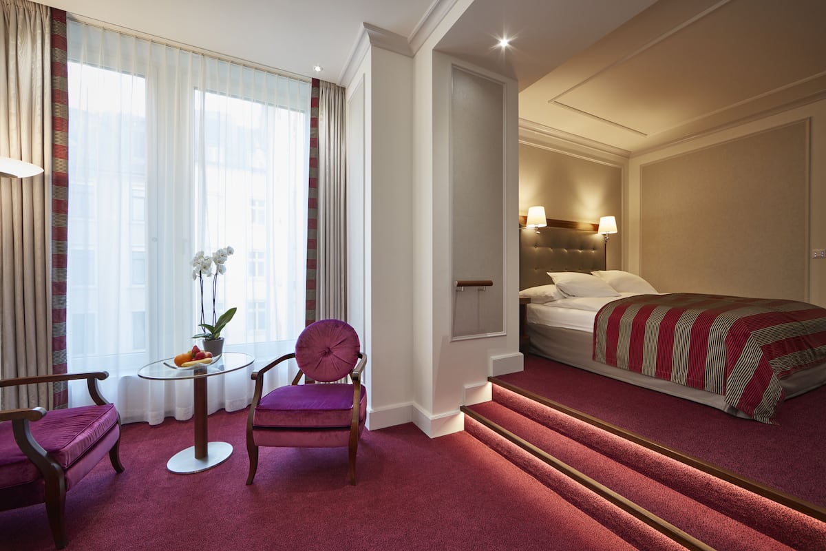 deluxe double room | hypo-allergenic bedding, free minibar, in-room safe, desk