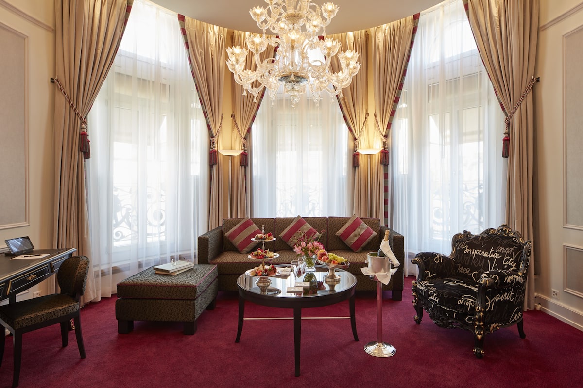 Signature Suite | Living room