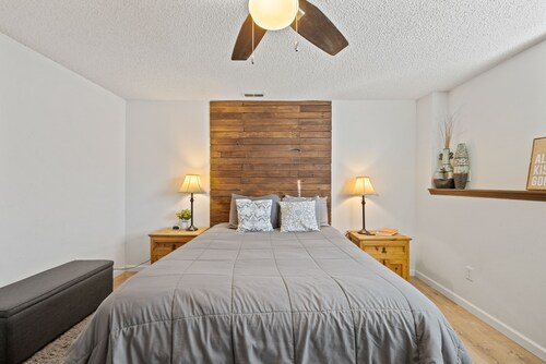 Family space+ central +Private entry 2 Bedroom 1 Bath + Bunk Beds + Kitchen 