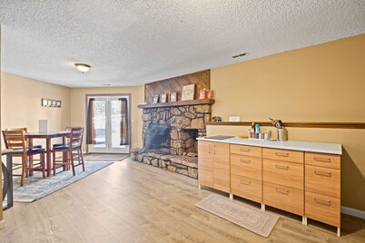 Family space+ central +Private entry 2 Bedroom 1 Bath + Bunk Beds + Kitchen 