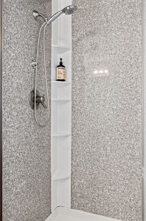 Een douche, een haardroger, handdoeken, zeep