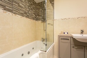 Classic Apartment, 2 Bedrooms, Non Smoking | Bathroom | Separate bathtub and shower, free toiletries, slippers, towels - The Lucas - Donnini Apartments (Ayr)