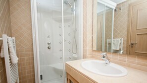 Bathtub, towels