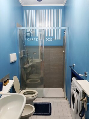 Badewanne, Haartrockner, Hausschuhe, Bidet