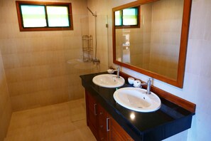 Dusche, Haartrockner, HandtĂŒcher, Toilettenpapier