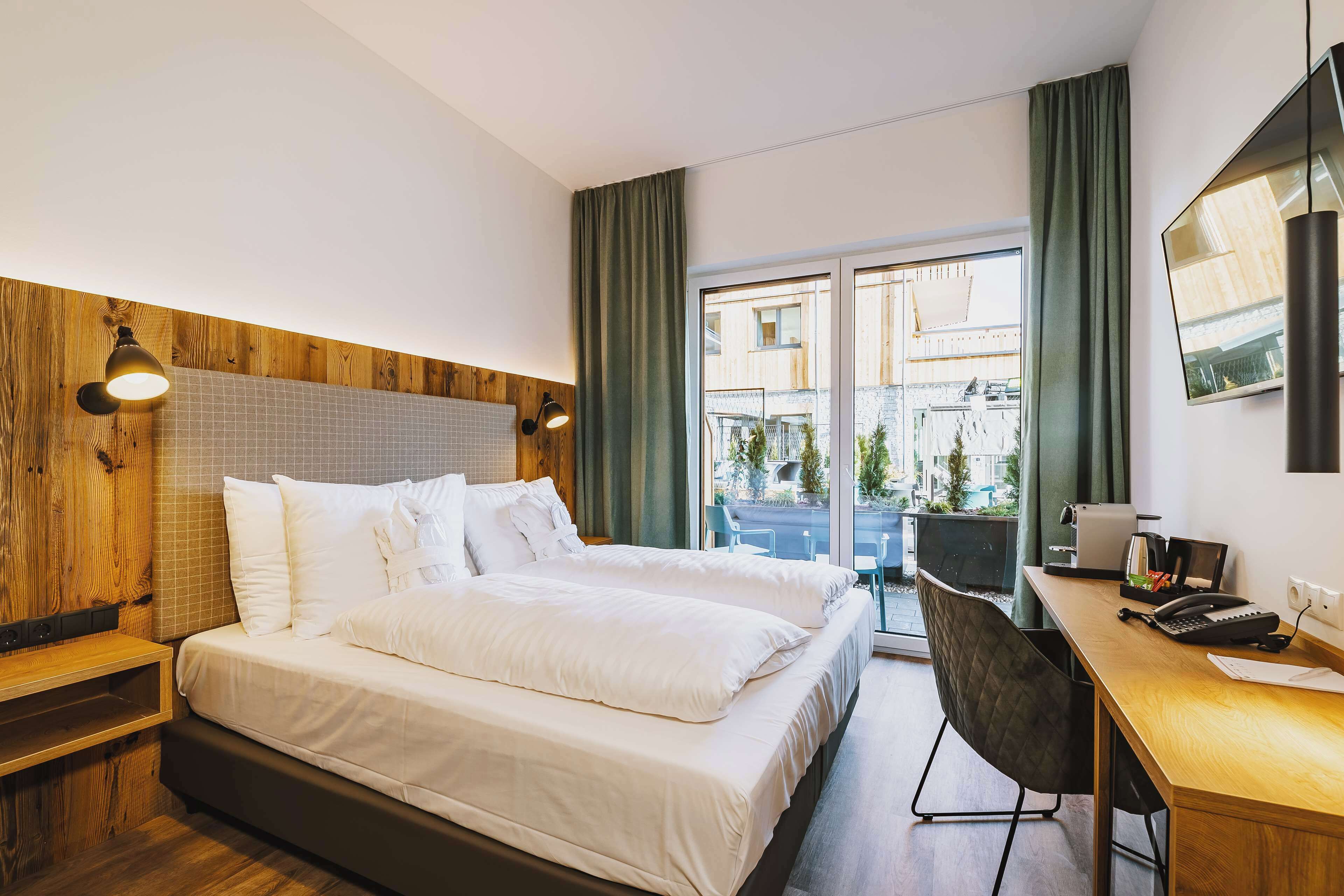 Hochwertige Bettwaren, Schreibtisch, Verdunkelungsvorhänge