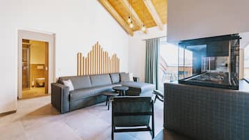 Loftsleilighet, 4 soverom, badstue (Penthouse;with Sofabed) | Oppholdsområde | En 32-tommers Flatskjerm-TV med kabel-kanaler