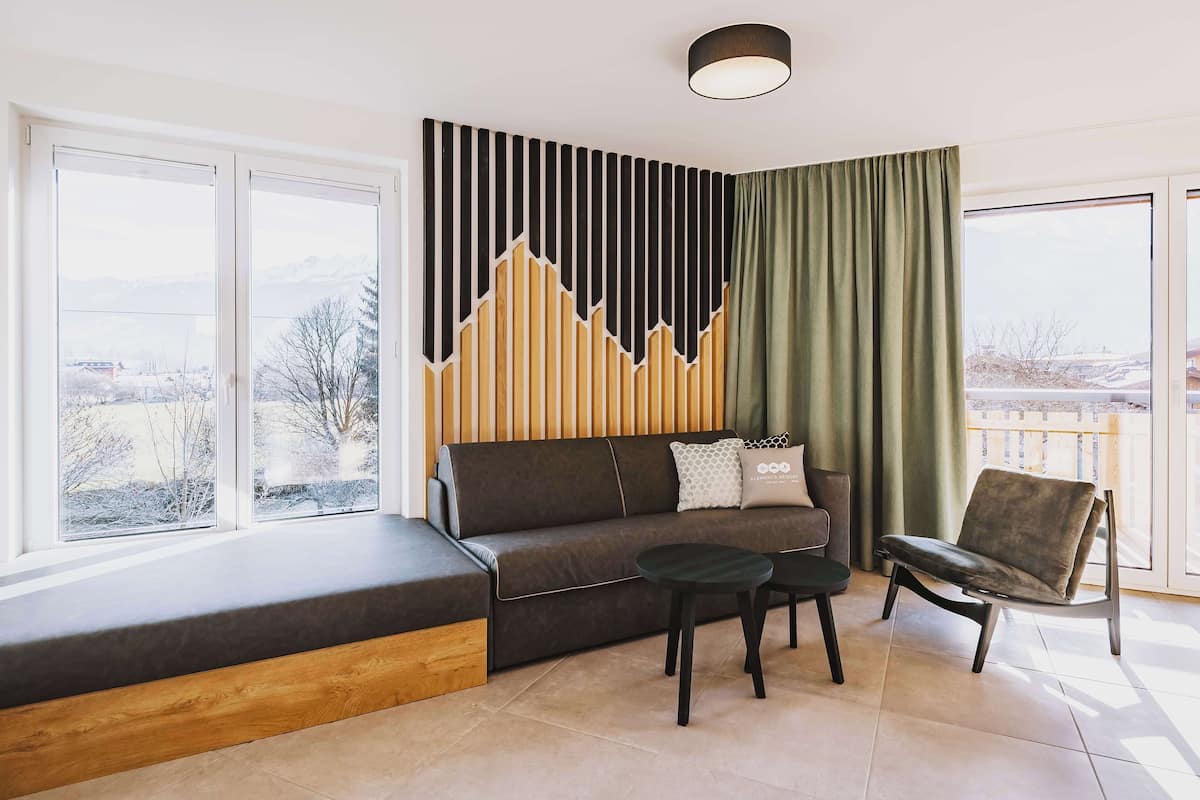 2 bedrooms, premium bedding, desk, blackout drapes