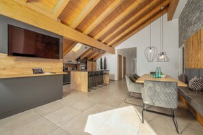 Loftsleilighet – deluxe, 4 soverom | Oppholdsområde | En 32-tommers Flatskjerm-TV med kabel-kanaler