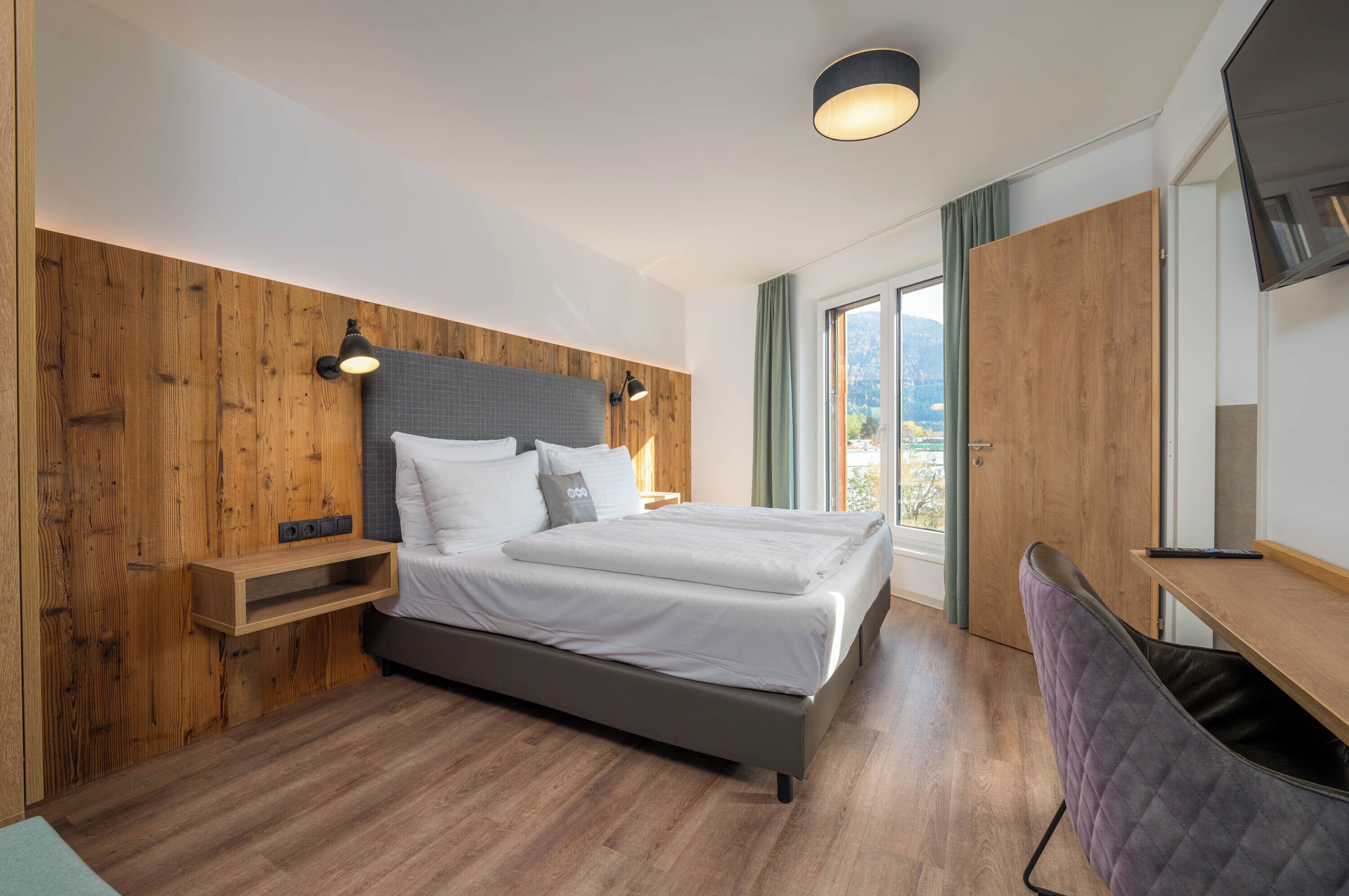 Deluxe suite, 3 slaapkamers | Luxe beddengoed, een bureau, verduisterende gordijnen, gratis wifi