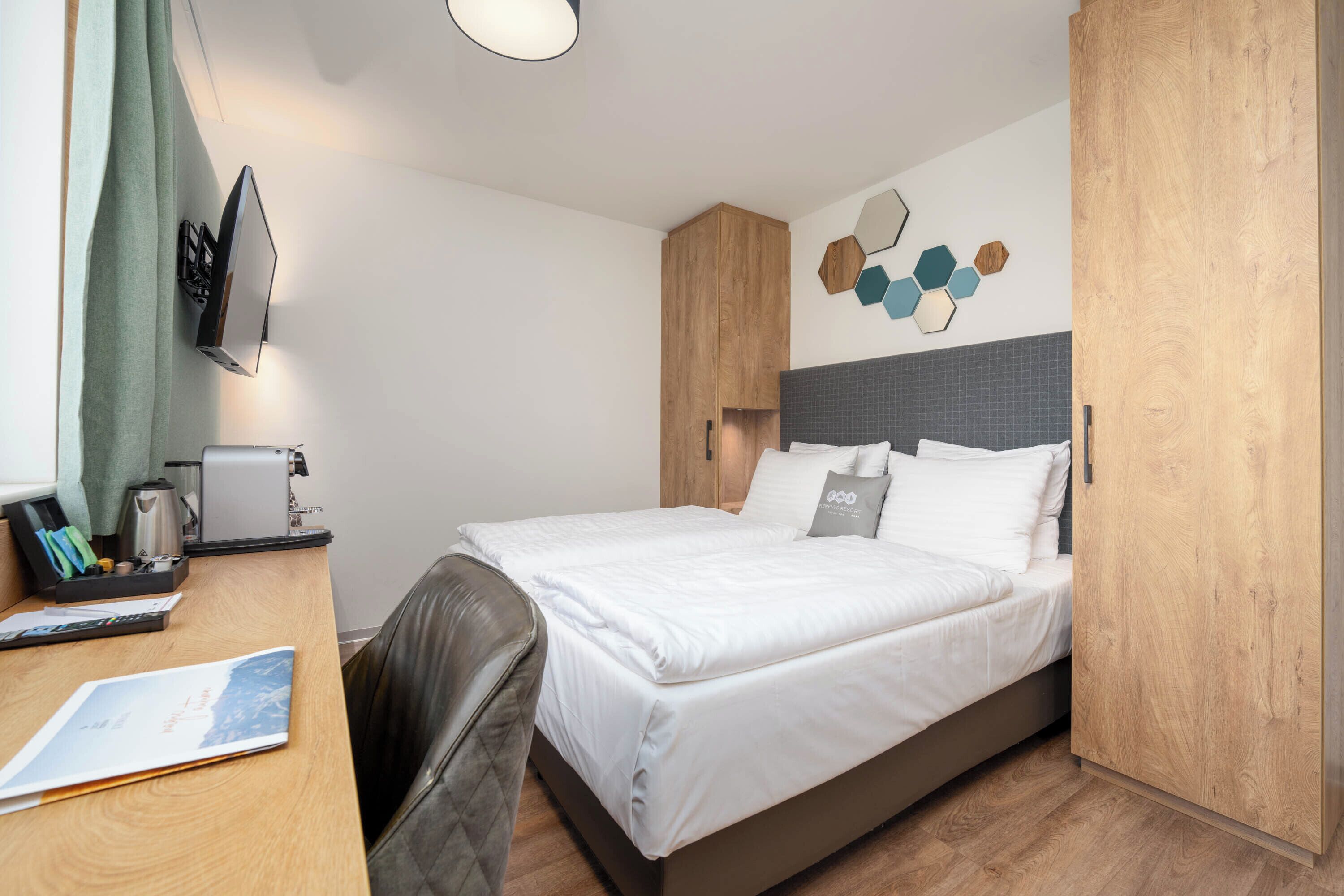 Klassieke tweepersoonskamer | Luxe beddengoed, een bureau, verduisterende gordijnen, gratis wifi