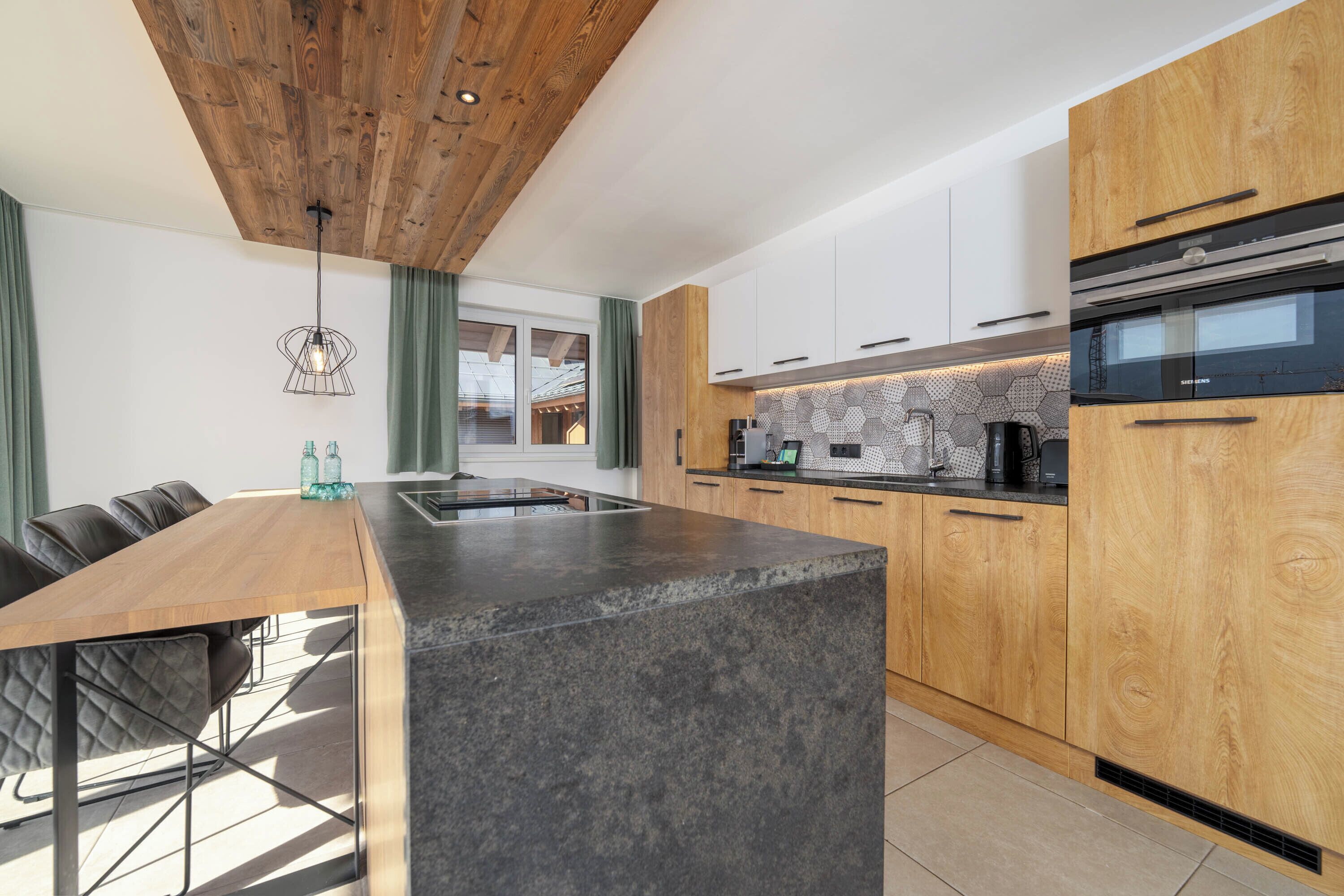 Deluxe Suite, 3 Bedrooms | Private kitchen