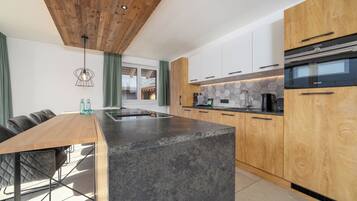 Deluxe Suite, 3 Bedrooms | Private kitchen