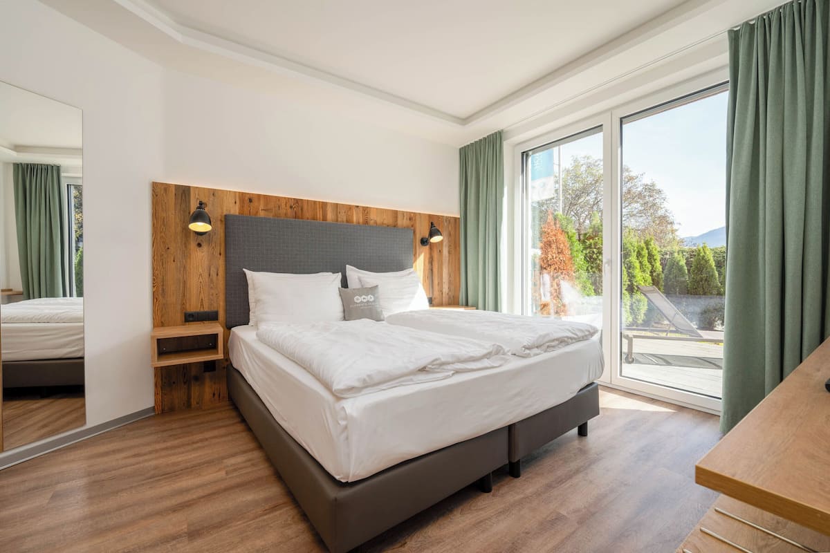 Superior suite, 2 slaapkamers | Luxe beddengoed, een bureau, verduisterende gordijnen, gratis wifi