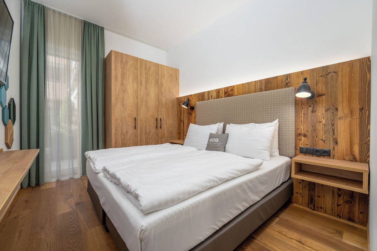 Phòng Suite Deluxe, 2 phòng ngủ | Bộ đồ giường cao cấp, bàn, màn/rèm cản sáng 